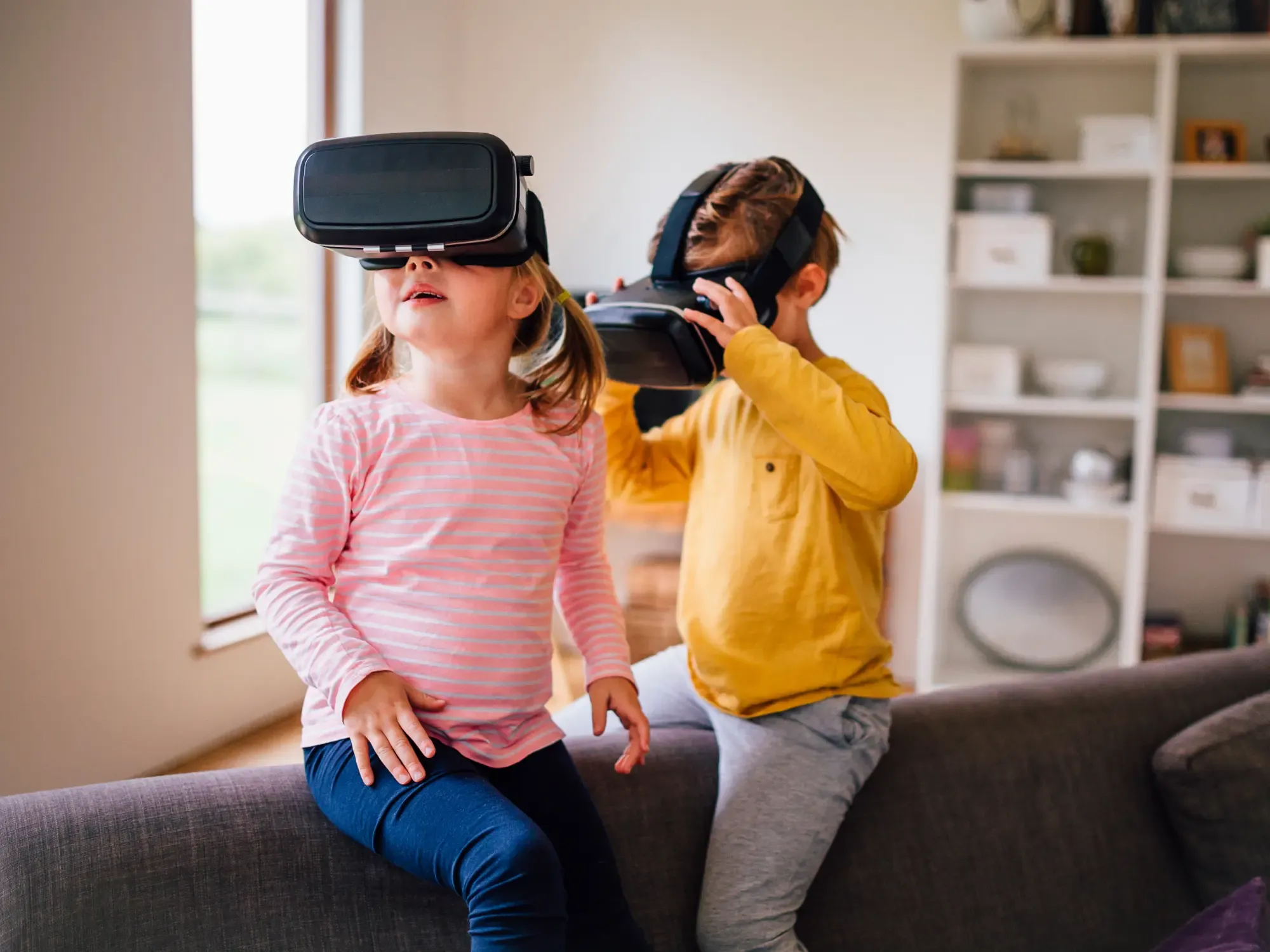 AR in education: 10 use cases, examples & implementation tips